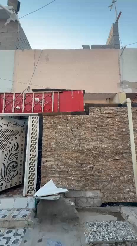 بيت مساحته 68متر مقابيل قطاع 38البيت طابق ونص السعر 36بي مجال للستفسار مراجعه دلاليه الصدرين العنوان بغداد مدينه الصدر الدسيم فتحه الجوادر قرب السيطره ***********
