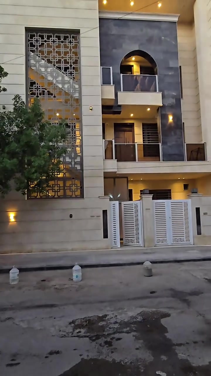 شقة حديثه للعوائل الصغير  تصلح سكن مشترك للطالبات
العنوان كراده داخل شارع العطار 
للاستفسار :***********
