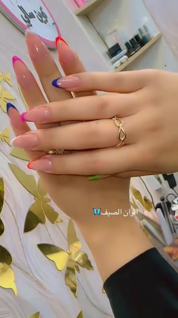 هلوحبايبي 💜❤️❤️❤️

✨ أكرلك اليد… لمسة جمال تصنع الفرق ✨

أكرلك اليد مو بس صبغ أظافر، هو فنّ يترك بصمة خاصة بكل امرأة تحب التميّز. لما تختارين أكرلك مرتب ومتقن، أنتِ ما دا تختارين لون فقط… أنتِ تختارين ستايل، أناقة، وثقة تبين من أول نظرة.

الأكرلك يعطي طول، ثبات، ولمعة فخمة تبقى وياچ أسبوعيّن بدون ما تخافين من التكسر أو البهتان. ومع التصاميم الحديثة—من الألوان الهادئة للستايل الكلاسيكي، للغليتر واللمعة للستايل الجريء—يصير عندچ أظافر تعكس شخصيتچ بنفس اللحظة.

مركزنا يقدملچ أكرلك يد بنعومة، دقة، وتعقيم كامل، حتى تكون التجربة مو بس جمال… تجربة راحة ودلال.

خلي أظافرك تحچي عنچ.
✨ جربي الأكرلك اليوم… وعيشي فخامته بكل تفاصيلها👏🏻💜💜♥️
للحجز واتساب *********** 
كوافيرا كوين سالي  
كوين سالياظافر #اكرلك #جلش #جلش_ايد #جلش_قدم #اكرلك_قدم #أظافر  #شعر #قص #قص_و_معالج #معالج #مسرح 
 #معالج #حفافه
