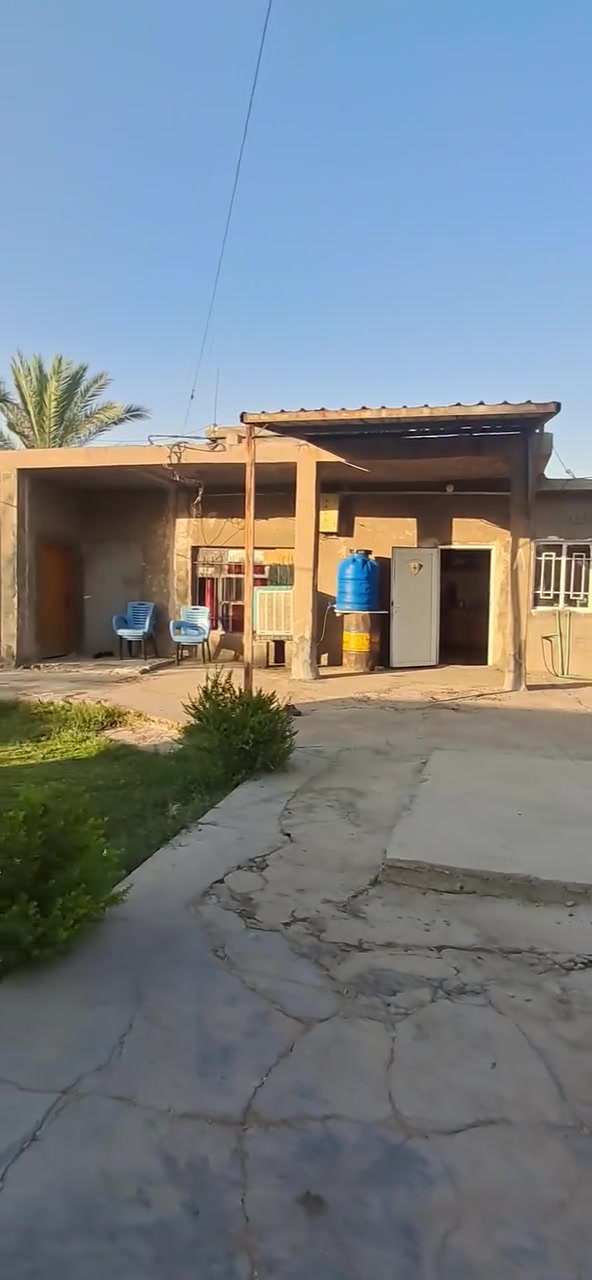 سلام عليكم قطعة ارض  ٨٥٠ مترللبيع مع بيت.  عقد ٣٥ مع اجازة  بناء العنوان الدوره هورجب قرب المدارس وجامع هورجب يبعد عن الشارع ١٠٠ متر  السعر ١٦٠ مليون او بي مجال الاستفسار مراجعة مكتب عقارات الشارقه ***********
