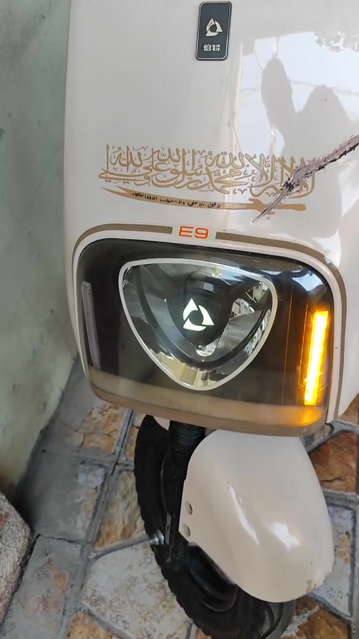سلام عليكم.. E9 موديل2025.للبيع 6 بطاريات شرط فحص ملاحظه الدراجه بيها شخط طويل يم الايت وجاملغ مفطور الشحن كاهربائيات كلها شغاله باقي التفاصيل التواصل فقط رقم هاتف مامتواجد على خاص  ***********  العنوان كركوك حي الواسطي
