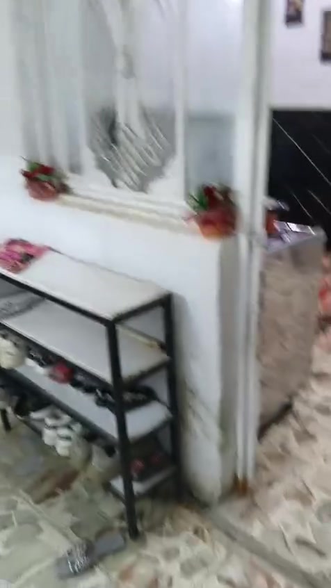 سلام عليكم بيت للبيع مساحته ٧٠ متر بصفحه ام الكبر بصف الفرع الاطفاء بيت نضيف وفرع هادئ ونعمه من الله للتفاصيل موجوده في الفيديو وللاتصال ع الرقم  ***********
