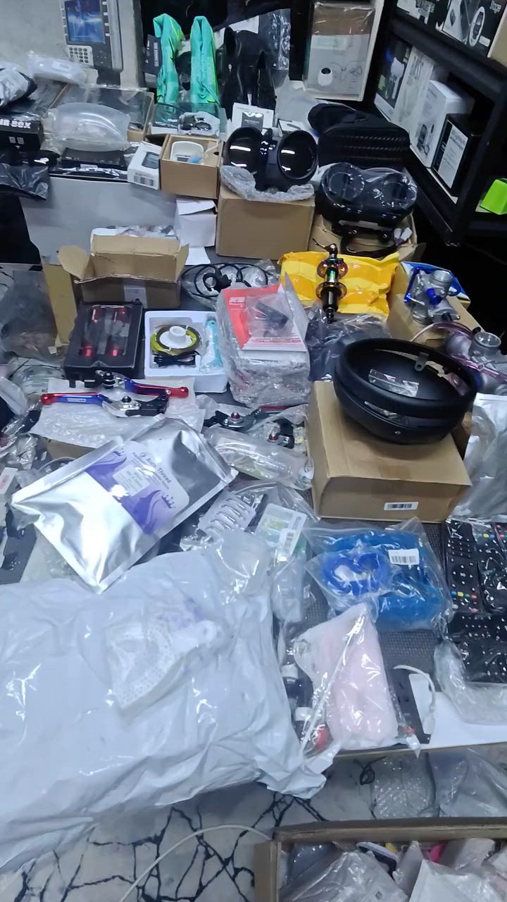 شلعه dhl  برازيلي 
اكثر من 150 قطعه احسبهن 125 قطعه 
ايبادات 2
3 تلفونات 
هارد 4 تيرا 
و هواي شغلات 
بالاضافه الى كفرات و نواعم لوحدهن هذن هديه بيهن شليف كامل اكثر من 100 قطعه
سعر الشلعه 625 الف قفل مع التوصيل


**إذا كنت صاحب هذا الإعلان وتريد حذفه لأي سبب، رجاءا أرسل رسالة إلى الدعم الفني**