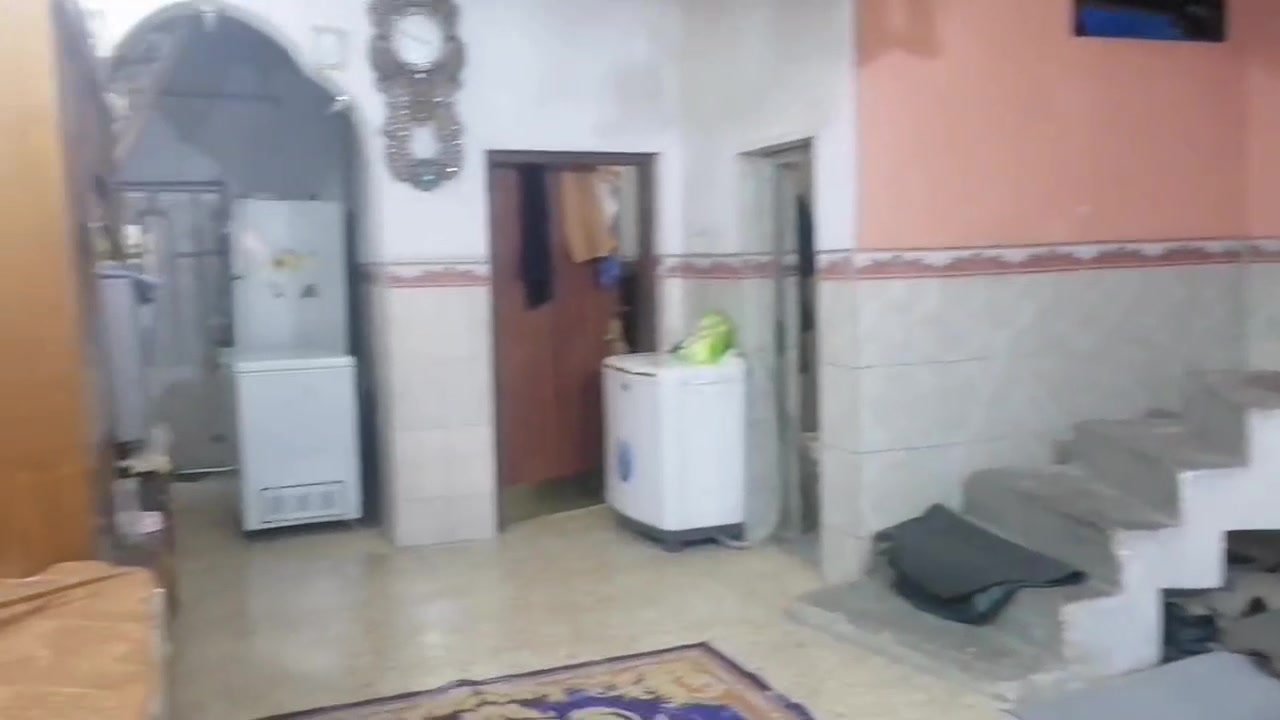 الطابق لاول كراج ومطبخ وحولي وغرفه واستقبال وترك..الطابق الثاني غرفتين وترك وسطح وحمام.....السعر ٢١٠ قفل .طابو ملك مسلح ...***********