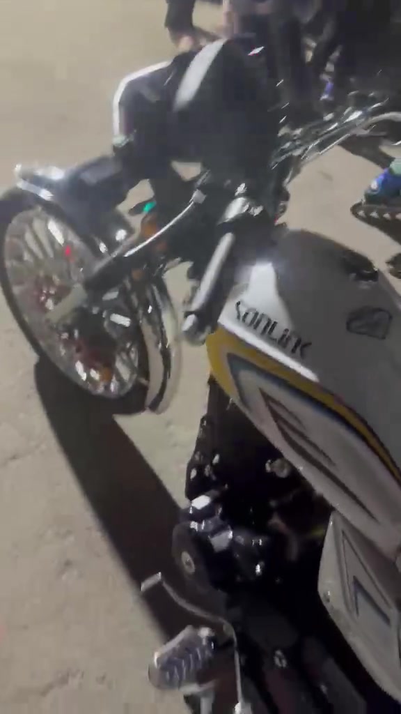سلام عليكم للبيع أيراني دراجه جديده كفاله عامه محرك 250CC  صالنصه رياضي دراجه ماخذهه مليون و250  بس هسه أريد أبيعهه بصمتين وسويجين اوراقهه كامله مكاني بغداد شراي يتصل ***********
