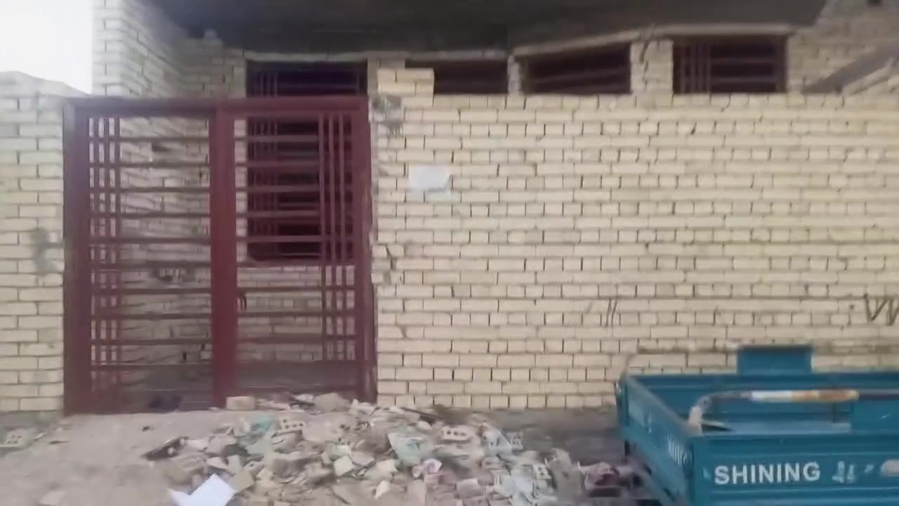 السلام عليكم بيت هيكل  بي 4غرف واحد جوه 3فوك  صاله ديوانيه مساحة 100 متر البيت معروض 80وبي مجال  العنوان كربلاء خلف جامعة فريحه منطقة تلعفر ***********
