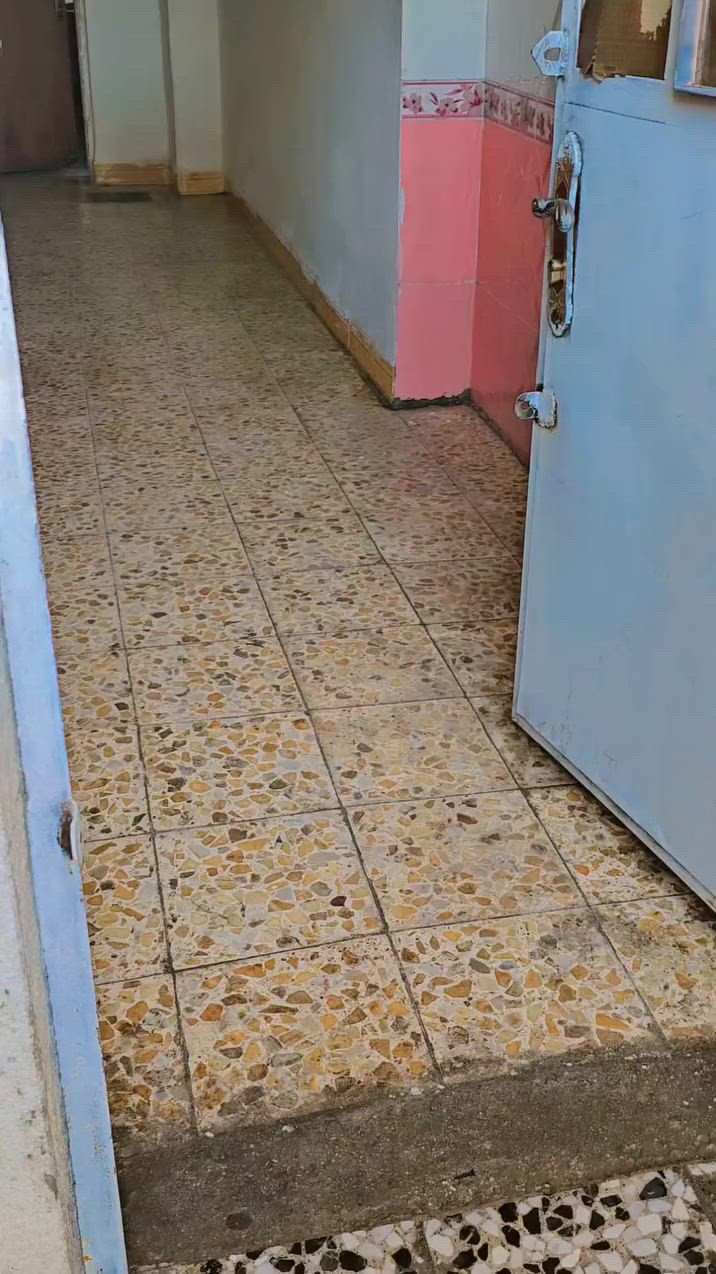 مشتملان ارضي وطابق اول للايجاريم جسر دباش على شارع العام  مقابل مخازن الشاي قرب هيبر مركت الاتصال على الرقم***********
