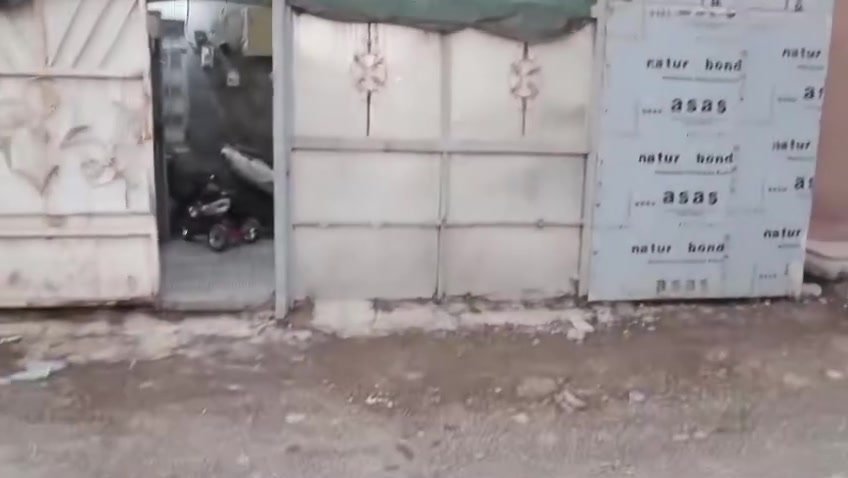 بسم الله الرحمن الرحيم
‏توكلنه على الله بسعر حلو ومناسب
‏الموقع حلو
‏السلام عليكم بيت تجاوز للبيع مساحه 72 متر الواجه 9 ونص  و النزال 8 ونص سقف سندويج غرفه وهول وطرمه ومطبخ وحمام كله سيراميك والارضيه للغرف بورسلين طرمه كاشي الهول سقف ثانوي السعر 25
‏الموقع الامين شارع المركز للاستفسار ***********
‏
‏
‏
‏
‏
