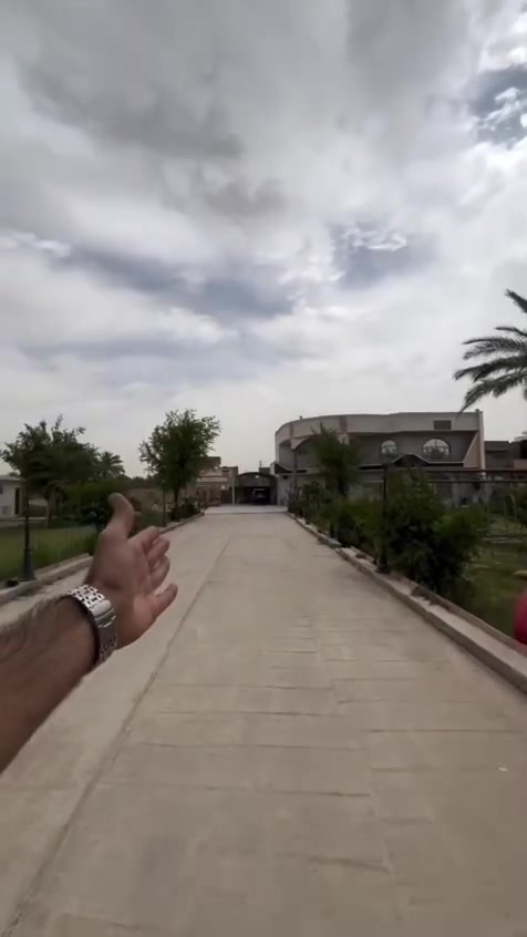 السلام عليكم يوجد لدينا مزرعه للبيع مساحه دونم على شارعين مؤثثه بالكامل نوع الملك طابو زراعي سند25 اقرار المكاتبة مع صاحب السند مباشر التفاصيل في الفيديو العنوان بغداد الدوره البوعيثه قرب المجزرة الاستفسار اتصل على هاتف *********** ***********
