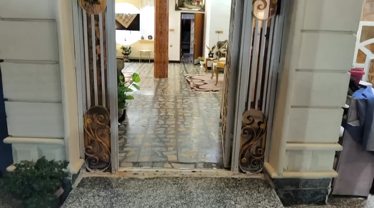 السلام عليكم دار للبيع في مدينه البلديات 9 نيسان المساحه 300 300 متر النزال 30 الواجيه 10 يحتوي على سبع غرف نوم الاستفسار او المراسله على الواتساب او على الرقم التالي***********
