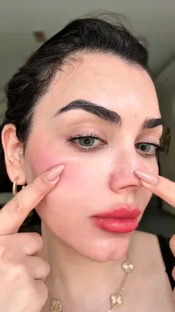 EQQUAL BERRY NAD+ Peptide Boosting Serum – 3
ايكوال بيري سيروم النضارة بالببتيدات والكولاجين والسيراميد Nad - 30 مل
سيروم متطور لمقاومة علامات التقدّم. بالعمر، يعزز نضارة البشرة ومرونتها بفضل NAD+ والببتيدات.
يحتوي على مضادات أكسدة من الرمان، كولاجين نباتي، و5 أنواع سيراميد لتقوية حاجز البشرة، شدّها، وزيادة الإشراقة.
تركيبة خفيفة سريعة الامتصاص، ترطيب فوري بدون ملمس دهني لبشرة مشدودة وصحية.#عنايه_بالبشرة_منتجات_أصلية_كوريا_نضارة_جمال_العراق


**إذا كنت صاحب هذا الإعلان وتريد حذفه لأي سبب، رجاءا أرسل رسالة إلى الدعم الفني**
