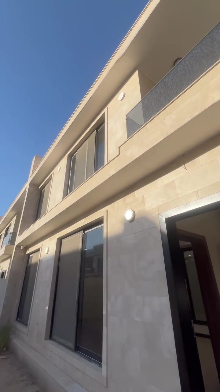 اتوفرت عروض🏠 ايجارت وبيع داخل مجمع الماليه الي ع خدمي حي الحسين مساحة الدار ٢٠٠ متر واجه ١٣ ٤ غرف نوم نضام ماستر استقبال نضام ماستر مطبخ حار بارد جبير وصحيات نضام الكهرباء خصخصه٢٤ ساعه 
للاستفسار ☎️***********

