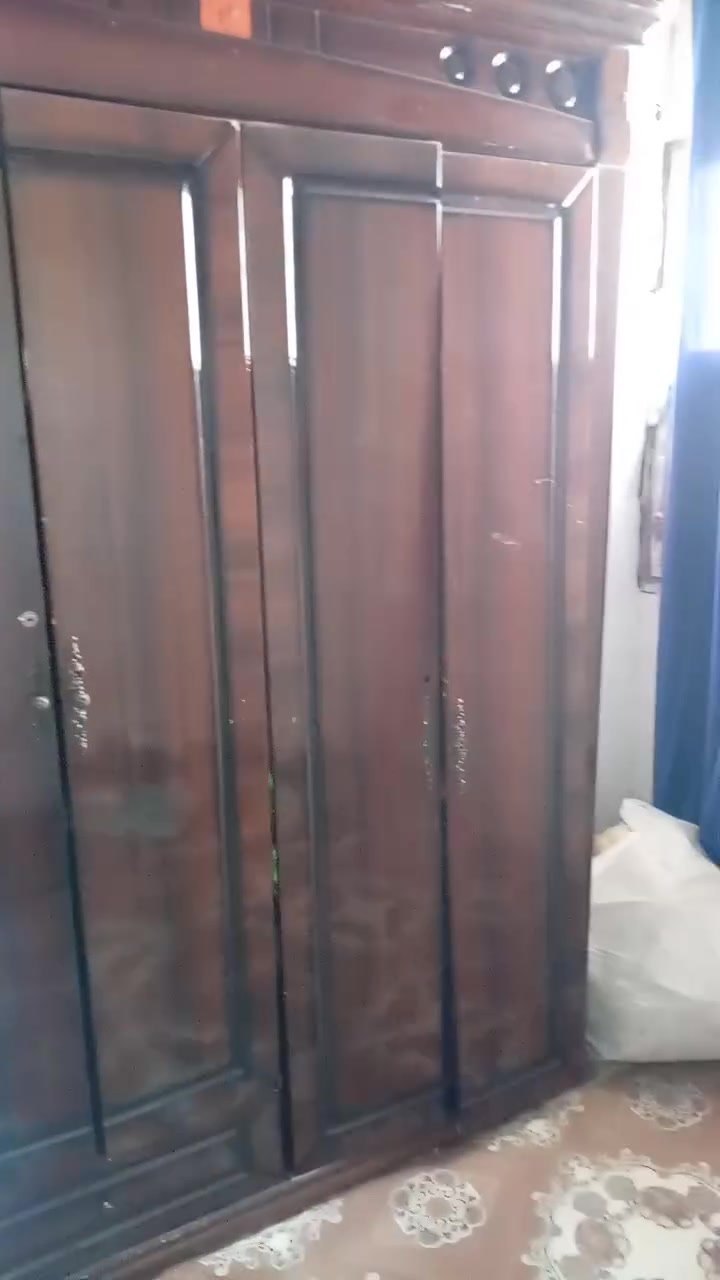 السلام عليكم ورحمة الله وبركاته عندي غرفة نوم ٨ باب صاج إيطالي لون جوزي غامق وطخم قنفات لون ماروني نظيف كلش وطبلات خشب وزجاج رايدهم كلهن ب ٩٥٠ الف لان جاي اشيل وهذا رقم وتساب *********** ابومحمدالحسيني
