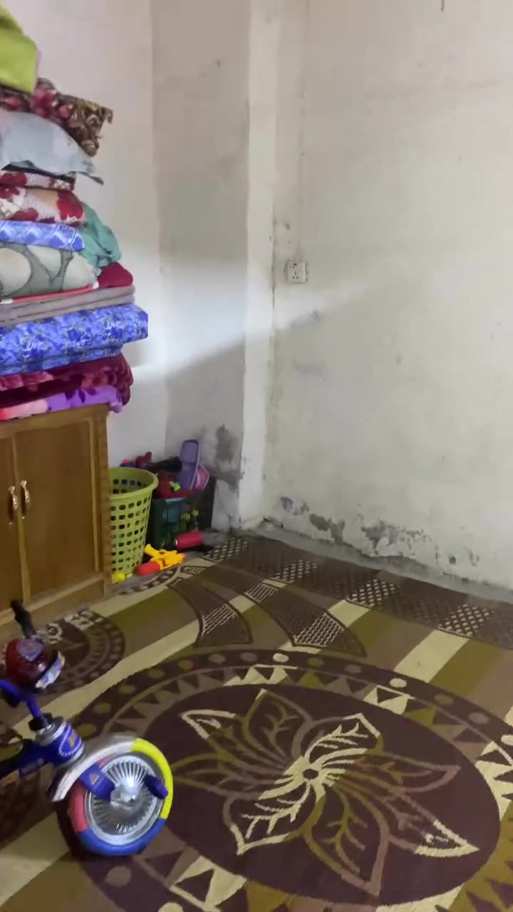 السلام عليكم عندي بيت تجاوز بالامين الثانيه ركن قريب ع شارع العام كلش مساحته ١٧٥ بسعر ٢٥ ر***********
