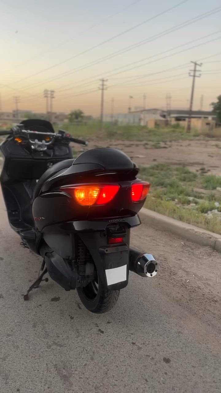 فورزه 08 الدراجه خير من الله كفره ومكينته لاتبخير ولا نضوح وناعمه كهربائيات بلاديه ما ملعوب بيه الدراجه بيه نقوصات بسيطه ويل خلفي بي عواج بسيط وهورن وارضيات ونيكله مال صالنصه الدراجه خير من الله متوكف بيك بشارع رايده ٧٠٠ قفل من الاخير 
مكاني بياع 
***********
