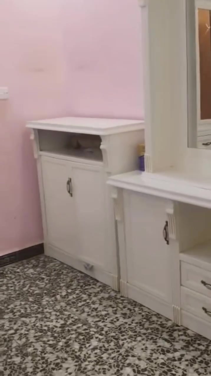 السلام عليكم غرفة اخشاب صاج عراقي غرفه نضيفه كلش للبيع ب(مليون ونص ) وبي مجال للطيبين عنوان سبع تالاف قرب مولدة صادق *********** هذا رقمي وموجود خاص
