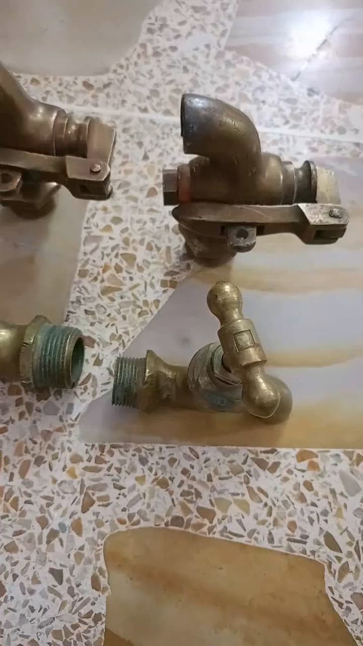 من رخصة الأدمن عندي حنفيات براص  انكليزيات ثقيلات الوزن نظيفات خاليات ىن الاضرار 2مالات خزانات نفط ابيض  2 مالات ماي احجام ثلاثة ارباع السعر مع  توصيل70,الف واتساب متاح ***********
