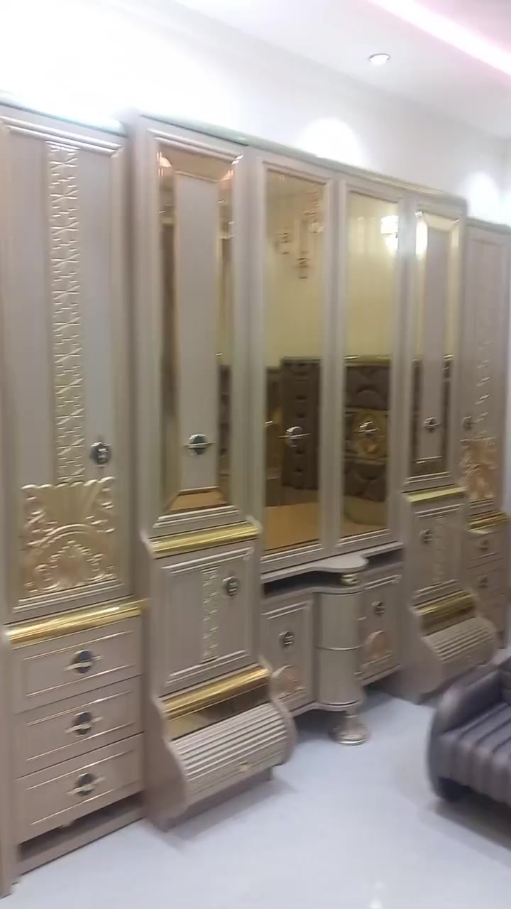 غرفة نوم للبيع اخت الجديدة ما صار 7اشهر من اخذتها كلش نظيفه شرط الفحص سبب للبيع اريد اسافر يعني الي ياخذها مو حسافة السعر مليونين ونص 
للتواصل ***********
