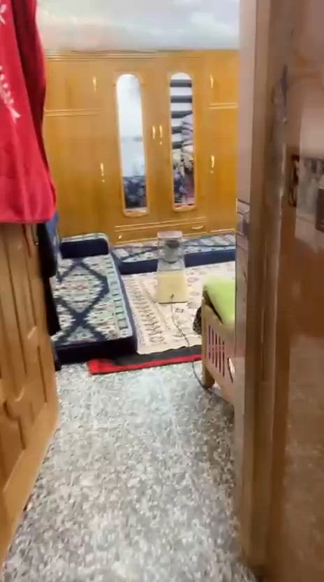 السلام عليكم
بيت للبيع المساحه 106م يحتوي على طابقين 
الطابق الأول استقبال وصاله مفتوحه على المطبخ وترك وغرفه صحيات 3
الطابق الثاني يحتوي على غرفتين وصاله
الطابق الثالث غرفه هيكل مع سطح 
📍📍بغداد كوريش قرب شارع 30 السعر توصل عل الأرقام التاليه
رقم ***********
رقم ***********
