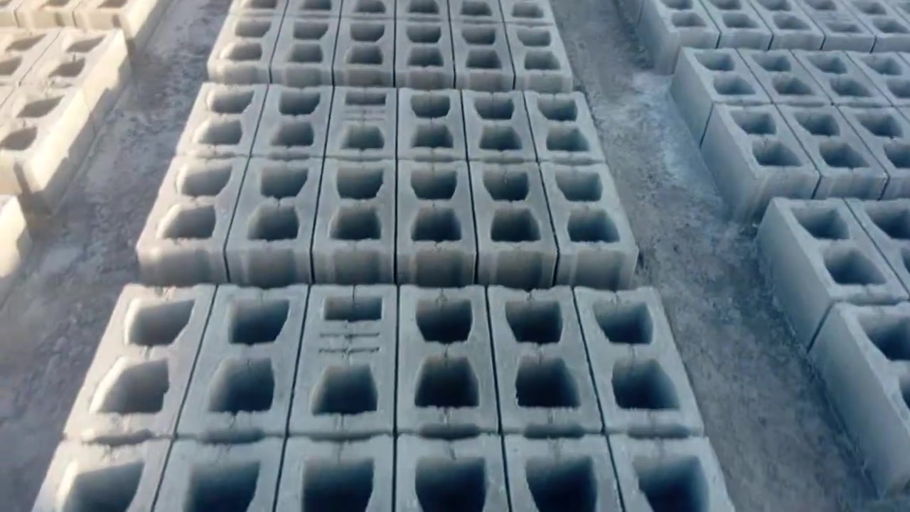 سلام عليكم يوجد كافت انواع لبلوك  وبسعار مناسبه  ابو الفتحتين وابو ثلاثه يوجد بلوك 15×40✅*********** يوجد وتساب

