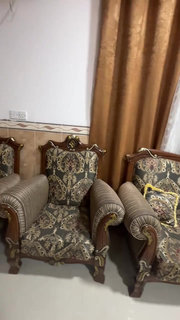 السلام عليكم 
قنفات للبيع عشر مقاعد متانة درجة اولى خشب زان 
السعر ٤٢٥ وبيهن مجال بسيط 
***********
