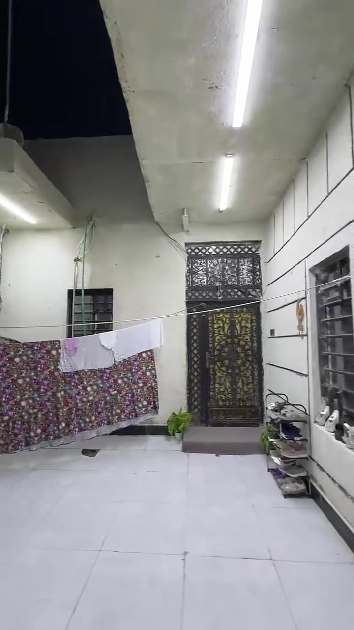 بيت البيع وقف سني مسجل اصولي المساحه البيت 133 متر يحتوي البيت على قرف عدد 2 وستقبال وصاله ومطبخ وصحيات العنوان البصره ابو لخصيب طريق الوصطي قرب المدرسة الصفره السعر 48 مليون وبي مجال الستفسار نتصل على الرقم *********** بي واتساب
