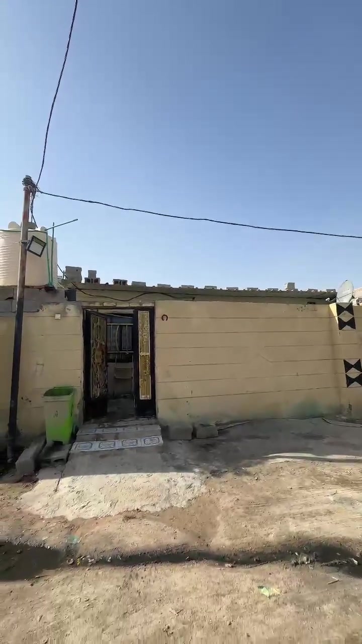 بيت البيع وقف سني مسجل اصولي المساحه البيت 120 متر يحتوي البيت على قرف عدد 2 وستقبال وصاله ومطبخ وصحيات العنوان البصره ابو لخصيب طريق الوصطي شارع العلوا النسيم مقابيل لعاكوليه السعر 39 مليون وبي مجال  الستفسار نتصل على الرقم *********** بي واتساب
