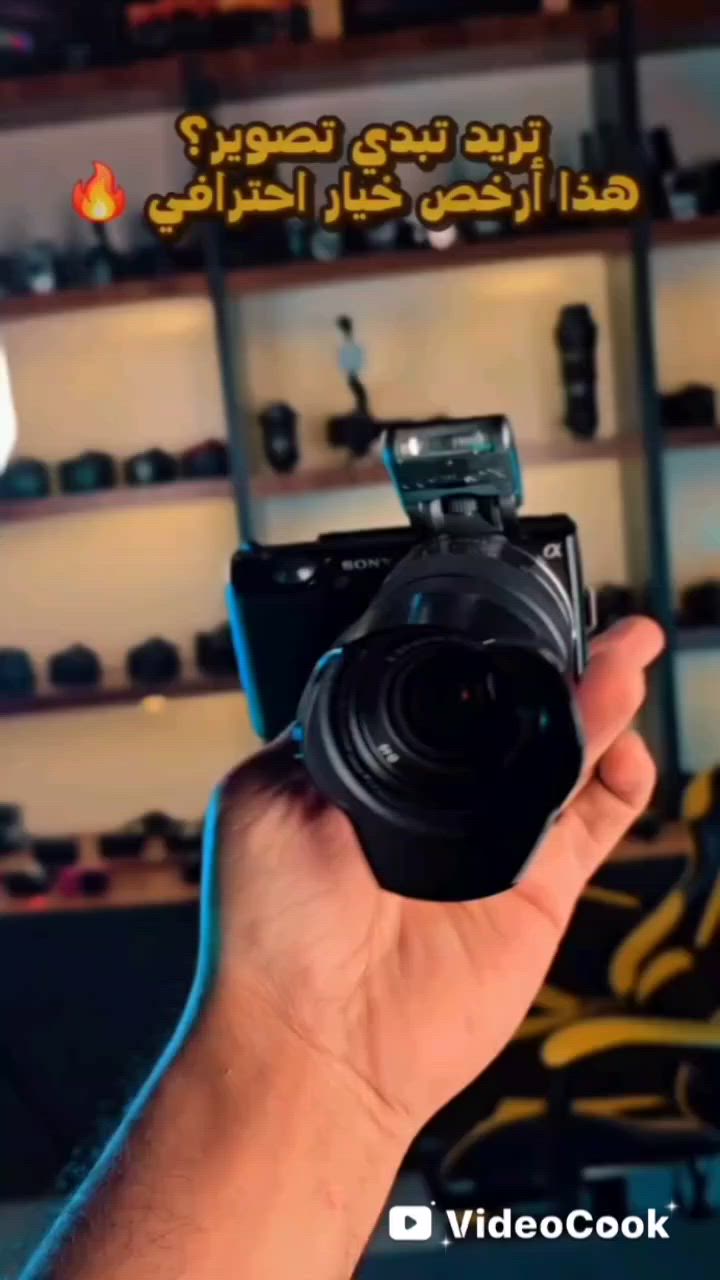 📸 Sony NEX-5T Mirrorless Camera | للبيع في بغداد (مواصفات كاملة)
لأصحاب الفلوقات، المبتدئين في عالم التصوير، وصناع المحتوى على اليوتيوب والتيك توك.. فرصة ممتازة لامتلاك كاميرا احترافية بمواصفات عالية وحجم ذكي. الكاميرا مستخدمة بعناية فائقة، نظيفة جداً وجاهزة للشغل فوراً.
✨ تفاصيل ومواصفات الكاميرا الكاملة:
المستشعر (Sensor): بمستشعر من نوع APS-C HD CMOS بدقة 16.1 ميجابكسل (نفس حجم مستشعرات كاميرات الـ DSLR الضخمة)، يعطيك عمق عزل (Blur) حقيقي وخلفية مموهة بالصور والفيديو.
العدسة والزوم (Lens): يجي وياها عدسة سوني المميزة (18-55mm)، تعطيك مدى زوم وتقريب ممتاز جداً، ومثالية لتصوير الأشخاص (البورتريه) بعزل خلفية قوي واحترافي.
تصوير الفيديو: دقة Full HD (1080p) بسرعة تصل إلى 60 إطار بالثانية (60fps)، لتصوير ناعم وسلس ومثالي للقطات السريعة والـ Slow Motion.
الشاشة الذكية (Flip Screen): شاشة تعمل باللمس (Touchscreen) بحجم 3 إنش، تتحرك وتنقلب 180 درجة لفوق، حتى تشوف نفسك وأنت تصور فلوق أو سيلفي بكل سهولة.
الاتصال الذكي (Wi-Fi & NFC): ميزة نقل الصور والفيديوهات مباشرة وبثواني من الكاميرا إلى الموبايل عبر تطبيق سوني، وتقدر تتحكم بالكاميرا وتصور عن بُعد بموبايلك.
نظام الفوكس السريع (Fast Hybrid AF): نظام فوكس هجين يدمج بين السرعة والدقة لتتبع الوجوه والعناصر بدون ما تضيع اللقطة.
حساسية الضوء (ISO): تبدأ من 100 وتوصل إلى 25,600، ليعطيك أداء ممتاز وتصوير واضح حتى بالإضاءة المنخفضة أو الليلية.
الحجم والوزن: نظام ميرورليس (Mirrorless) خفيف الوزن وعملي، يغنيك عن الكاميرات الثقيلة وتقدر تاخذها وياك بكل مكان بشنطة صغيرة.
🔎 حالة الجهاز: نظيف جداً ومحفوظ بعناية (أخو الجديد)، العدسة صافية تماماً والشاشة خالية من الشموخ، والأزرار واللمس يعملون بكفاءة 100%.
💰 السعر: 270,000 دينار عراقي (وبيها مجال بسيط وتدللون للمشتري الجاد 🤝).
📍 مكان التواجد: بغداد.
📞 للتواصل والاستفسار المباشر:
هاتف / واتساب: ***********
تليكرام: liveuu58 @
(ملاحظة: يرجى التواصل من قبل الجادين فقط عبر الرقم أو التليكرام لقلة التواجد على التعليقات).
