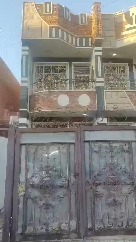 يعلن مكتب تبارك الرحمن عن ايجار مشتمل ثلاثه طوابق مسلح شارع نافذ مساحه ٨٠ يحتوي على كراج وصاله ومطبخ وخدمات مشتركه عدد ٢ و ٤ غرف نوم وبيتونه وسطح السعر ٩٠٠ الف دينار عراقي  وبي مجال بسيط يقع في شارع فلسطين حي الادريسي للإستفسار موبايل*********** ابو زياد الخفاجي
