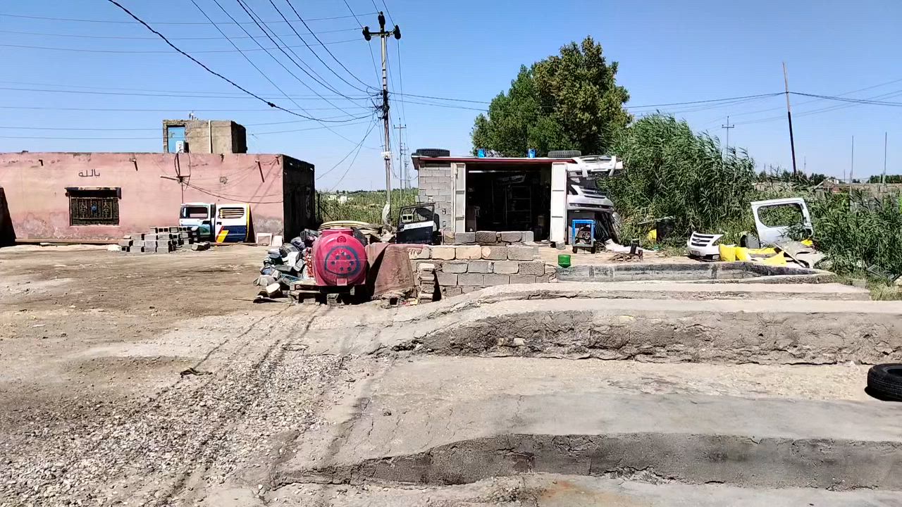 سلام عليكم للبيع بيت وبصفه محل ركن البيت يحتوي على غرفتين 5×4 واستقبال 8×5 وديوانيه 8×5 ومطبخ 4×4 وحمام وتواليت خارجي البيت كامل من الداخل سراميك جداري وارضي البيت بناء بلوك  المكان طريق المشايه قريه ال بريع الرقم ***********+ ***********
