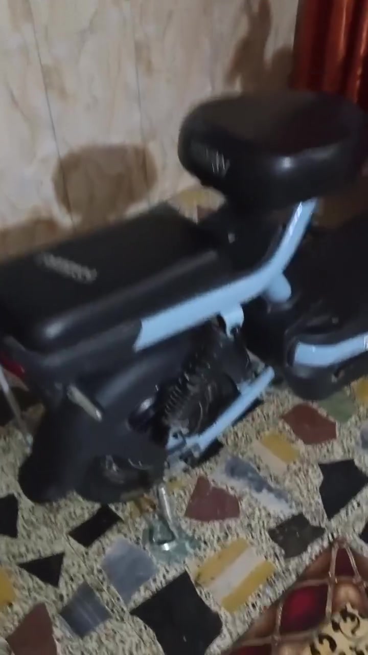السلام عليكم عندي دراجه شحن للبيع دراجه كلشي ما ناقصة
فقد الشاشه مكسورة او سويتها بال صمغ او التجوه الي وره ضايعه 
الدراجه اب لاديه السعر390 او بيها مجال بسيط رقم الاتصال***********العنوان بغداد الزعفرانبه فقط لا يوجد توصيل
