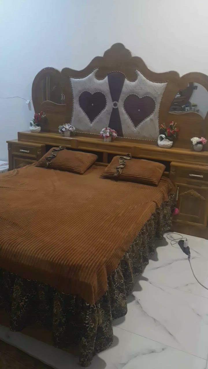 غرفة اخشاب جديده مابيهه زلق للبيع العنوان العماره الدوانم قرب دور المجلس رقم الهاتف ***********
