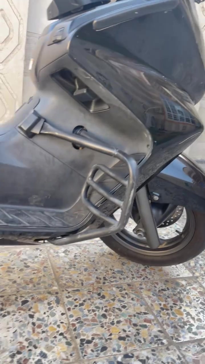 سلام عليكم شباب سلفر ونج بوليسي  
دراجه جديده ونضيفه ومكفوله كفاله عامه دراجه
مكينه 400cc
ماشيه28الف حقيقي. 
السعر 26 ورقه وبيها مجال بسيط حك الجيه 
مكاني بغداد حي او(***********)
