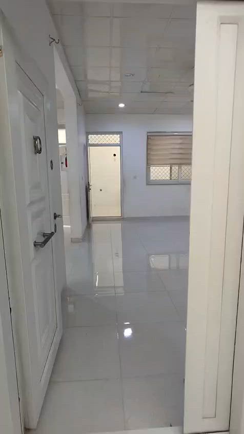 شقه للايجار منطقة فرمان بران
قرب مدرسة السعاده العربية 
طابق الأول 
تتكون مطبخ صاله غرفتين نوم 
حمامات سويت كامل 
كاونتر مبردات بنكات بردات مع الشقه 
السعر 350الف
الاتصال ع رقم ***********
