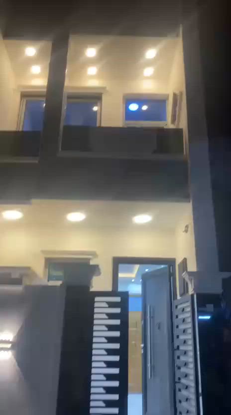 مشتملات للبيع بناء حديث ٢٠٢٦طابقين مسلح كل مشتمل يحتوي على طارمة وصاله و٣غرف نوم و٣حمامات نظام كامرات ونظام انترنيت ونظام بواري غاز دفن شغل درجة أولى الارضيه مرمر بيبان قاصه تفصال الشبابيك اللمنيوم دبل جام سلايت المساحة ٦٦م الواجهه ٣مترو٧٠س والنزال ١٨م للأستفسار/***********/الحرية الثانية محله ٤٢٦شارع عدي للموبايلات ثالث بيت عن الشارع موقع مميز
