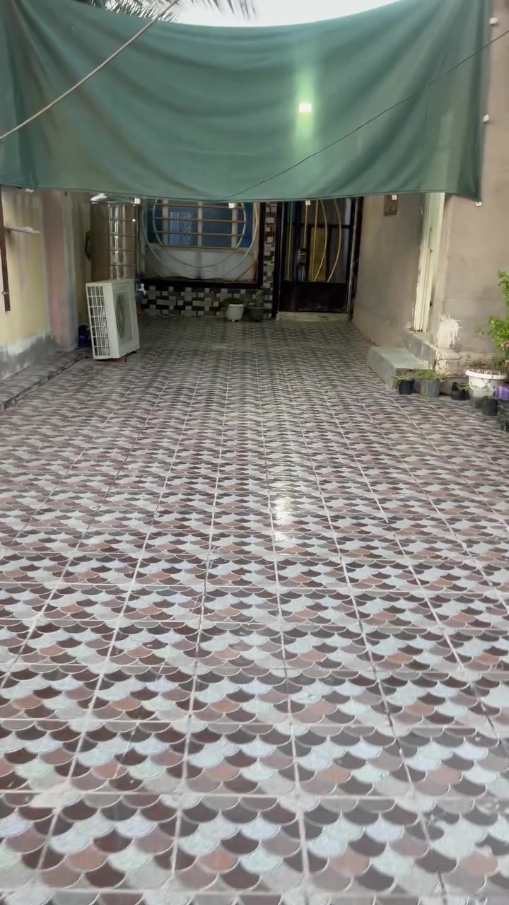🏡 للبيع بيت سكن – بداية حي الإمام
📍 الموقع: بداية حي الإمام، بمنطقة مخدومة بالكامل.

مميزات البيت:

* مساحة 300 متر.
* بناء حديث من الطابوق.
* ربط كونكريت مع جسور كونكريت.
* الأساس بوكس كونكريت.

يتكون من:

* استقبال.
* صالة.
* غرفتين.
* مطبخ
*مجموعة صحيات داخلية وخارجية.

الخدمات المتوفرة:
✅ ماء
✅ مجاري
✅ كهرباء
✅ إنترنت
✅ شوارع مبلطة

🔹 يباع مع الأثاث أو بدون الأثاث، حسب رغبة المشتري.

📞 للاستفسار والاتصال: ***********
