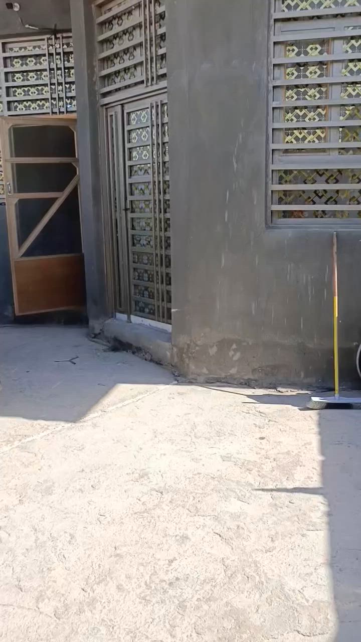 بيت زراعي للبيع بناء جديد يحتوي ع غرفتين جوة وحدة فوك ودرج و صالة واستقبال ومطبخ وحمام داخلي وخارجي و مناور ثنين و طارمة و البناء كونكريت مساحته البيت 250 الشارع تبيلط خلف عمارات الزيتون مجمع عزيز شريف الاستفسار ع الرقم ***********
