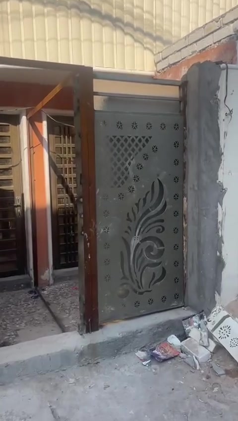 سلام عليكم بيت مساحة 100متر طابقين نضيف
خلف جامع الشروفي زراعية 
***********
سعرة 122
