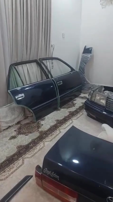 السلام عليكم…. فره كراون راس الثور مديل 2000 كامله بنبد جنطه دعاميات بيبات وبطاين بجم امامي وخلفي جاملغات امامي مري
السعر 15$ 
رقم الموبايل ***********
