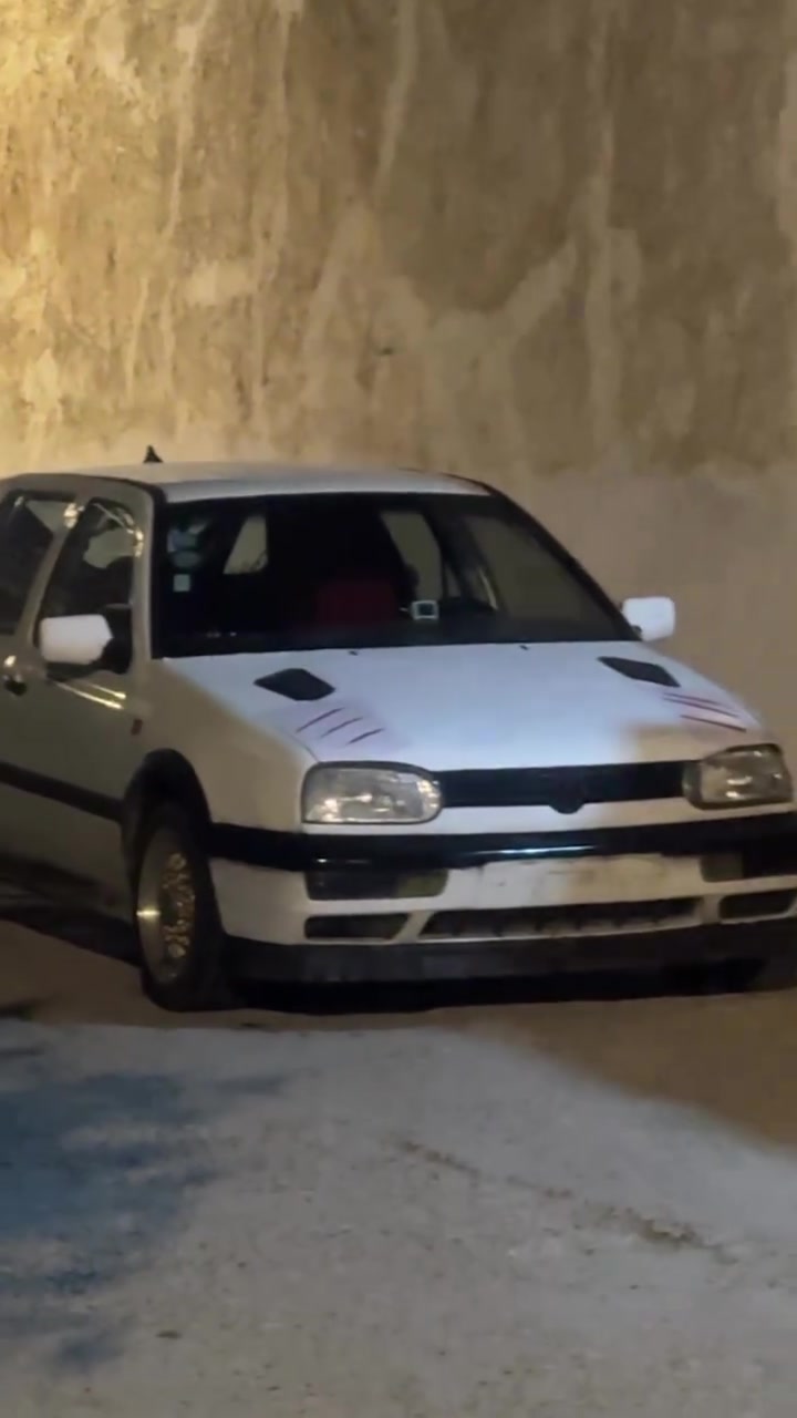 گولف🇩🇪 للبيع 
موديل 1993 🔥مكينه المرغوب 1800 
سياره صبغها حزام 
وياله رياضية BBS 🛞
لايتات زينون ◽️
صالنصه رياضية
سياره شلعه معدل خير من الله 
وتحويل ثاني يوم 
سعر  35 وبيها مجال للشراي 
***********
