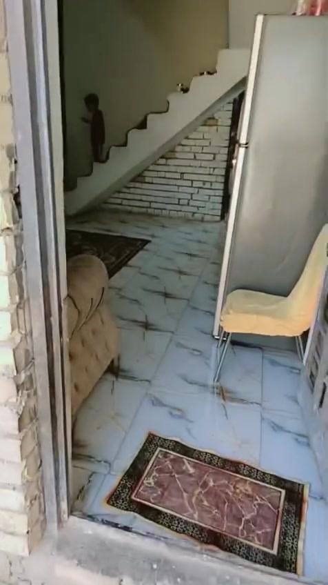 السلام عليكم ورحمة الله وبركاته
بيت للبيع المساحه ١٠٠ متر البناء طابوك البيت مكامل مثل موضح بالفيديو البيت بس غرفه وصاله ونقص بي سيراميك الحمامات وضلع من الصاله موقع البيت النفطية شارع سكله الركابي  فرع ١٤ التبليط ١٠٠ متر علي السعر ٦٠ وبي مجال قليل رقم الهاتف ***********
