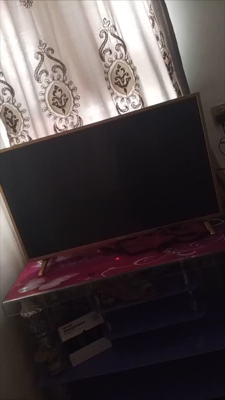 سعر 120.مستخدمه قليل نظافه 💯 
تواصل. نجف عمود104
‏‪***********‬‏

ماركة تيفاني (Tiffany) يتميز بإطار نحيف باللون الذهبي.قد تتوفر هذه الشاشات بأحجام مختلفة مثل 43 بوصة، وتأتي مع ميزات الاتصال بالإنترنت (Smart TV).
