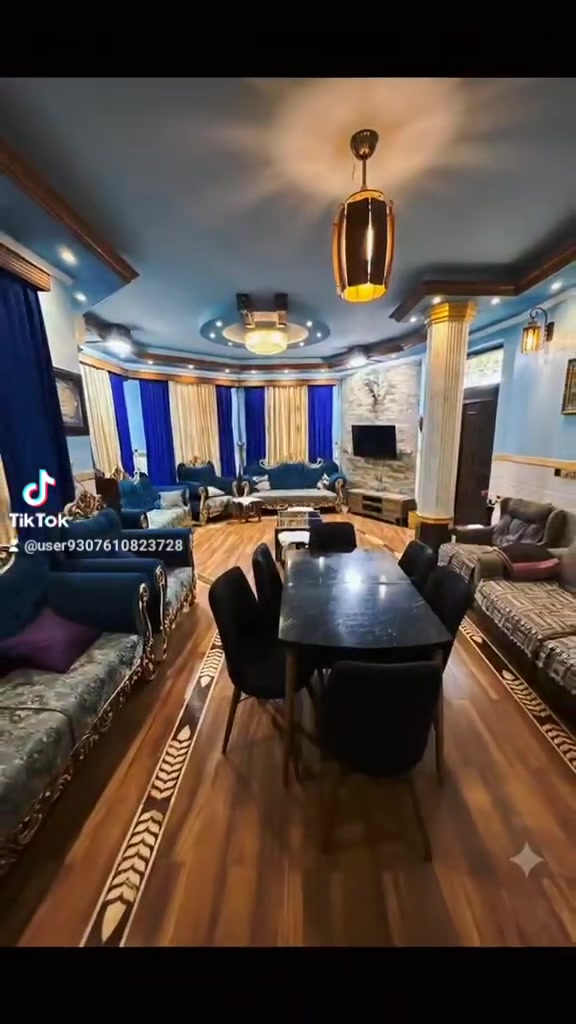 دار للبيع طابو ملك صرف المساحة ٢٥٠ متر على الشارع العام شارع حولي البوعنون الدار يتكون من طابقين الطابق الاول يحتوي على ٢ غرف نوم وصاله واستقبال ومطبخ وصحيات وحديقة الطابق الثاني ٢غرف نوم وصاله وصحيات 
                      مكتب الحسيني 
   بأدارة سيد زيد و السيد عبدالله الحسيني 
                       ***********
