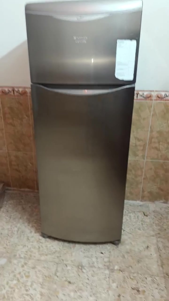 ثلاجه حجم البيع نضيفه مابيه ايشي ماصاله هواي من اخضتها بعدهي بجيسها نضيفه كلش وتجميده فول البيع سعره 250 وبيه مجال مكان بغداد رقم ***********

