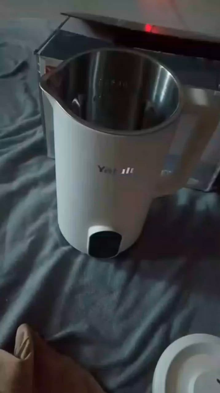هذه كرتونة صانعة حليب الصويا والخلاط الذكي من ماركة Yalulu (Yalulu Soybean Milk Machine).
إليك أهم مواصفات واستخدامات هذا الجهاز:
الوظيفة الأساسية: إعداد حليب الصويا الطازج وحليب المكسرات (مثل اللوز والشوفان) تلقائياً من الصفر.
وظيفة التسخين (Heating): يقوم بطحن الحبوب وتجهيزها ثم طبخها وغليها داخل نفس الإبريق دون الحاجة لتصفية أو نقل الخليط.
خلاط متعدد الاستخدامات: يحتوي على شفرات حادة تُستخدم أيضاً لتحضير العصائر، الشوربات الساخنة، السموذي، والوجبات المطحونة.
التنظيف الذاتي: يأتي عادةً مع خاصية التنظيف التلقائي لتسهيل غسله بعد الاستخدام. 
الاستفسار خاص
م/بضاعتي جديده وليست امزون


**إذا كنت صاحب هذا الإعلان وتريد حذفه لأي سبب، رجاءا أرسل رسالة إلى الدعم الفني**