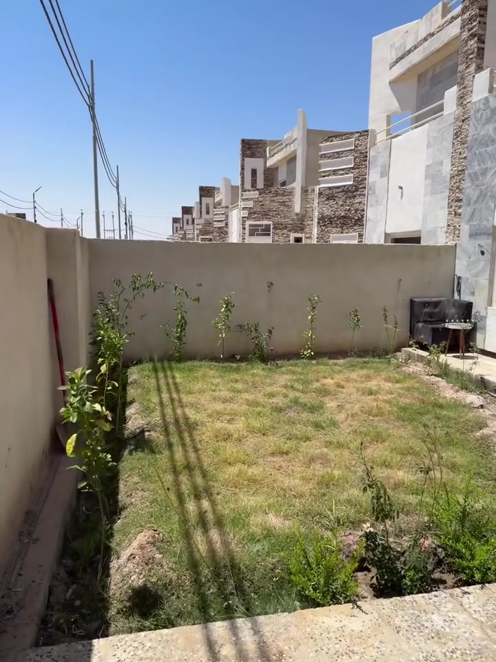 السلام عليكم يوجد بيت للإيجار في مجمع السلام المرحلة السابعه البيت جاهز للسكن بعده جديد مساحته ٢٠٠ متر 
سعر الايجار ٤٠٠ ألف دينار للاستفسار الاتصال على 
***********
