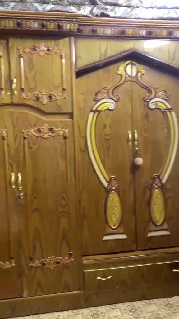 غرفة اخشاب 6بوب كامله وياها ملحقات نضيفه بس بيها ملاحضات قليله سعر :600وبيها مجال 
رقم :***********
