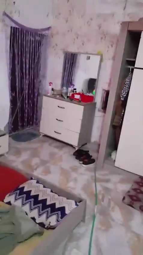 سلام عليكم بيت تجاوز للبيع لمساحه 100 متر بيع مستعجل يشمل لبيع غرفه نوم ملحقاتهه مكيف ثلاجه غساله غراض مطبخ مولد خط وطني يعني مفروش وكامل مراسله لصفحه او وات ساب ***********
