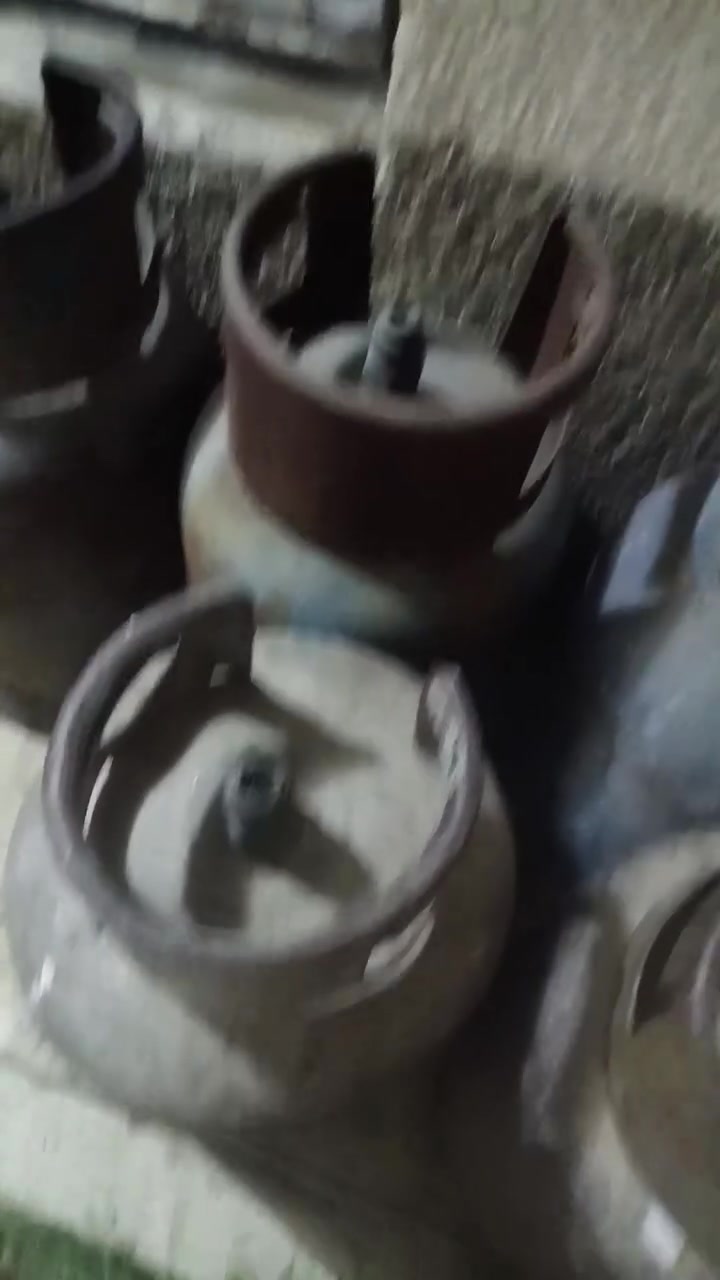 اخوان عندي هذني الدبات كلهن ايرانيات سعرهن ٣٠٠ بدون عمله الي يريدهن هاذه رقمي *********** مكاني الدوره حي اسيا
