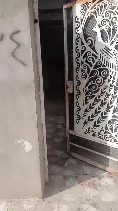 بيت تجاوز مرتب ونضيف كلش  بناء  حديث مساحة 90متر  كهرباء ومياه ومجاري كامل  اول بيت بصف طابو صرف قريب  بالثورة شارع الجامع الحسن العسكري  استفسار والاتصال  ***********
